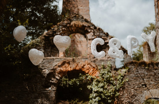 déco de mariage maillO design, initiale des mariés et coeurs dentelle pour cérémonie laïque dans l'ancienne forge du Manoir de la Jahotiere à Abbaretz en pays de la Loire