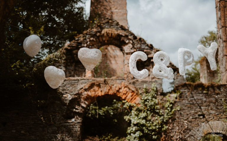déco de mariage maillO design, initiale des mariés et coeurs dentelle pour cérémonie laïque dans l'ancienne forge du Manoir de la Jahotiere à Abbaretz en pays de la Loire