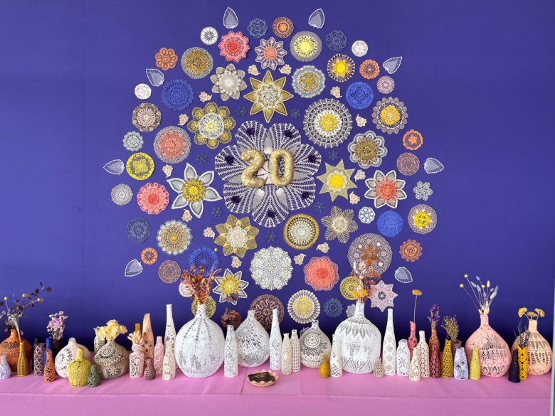 scénographie maillO design d'un mandala et soliflores en dentelle pour l'anniversaire du salon créativa au parc des expositions de Rouen en 2022.