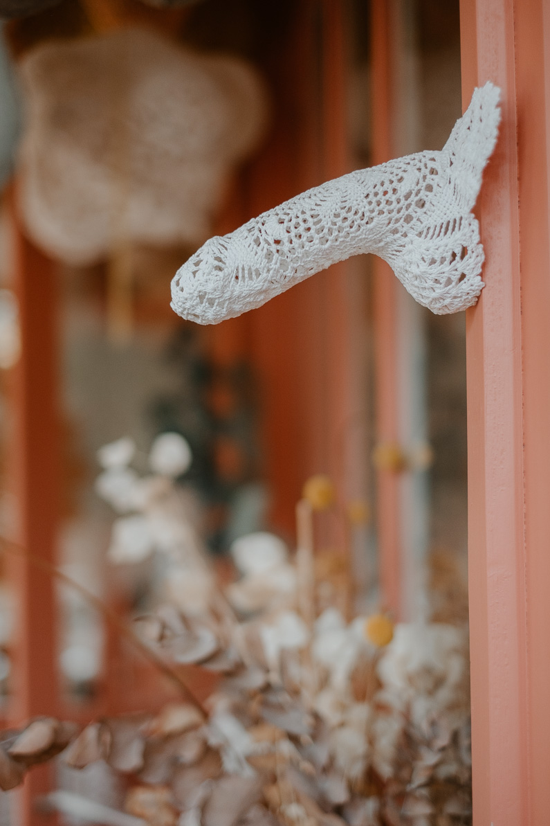 patriarcat, décoration phallus dentelle blanc dans l'atelier maillOdesign à Cugand Vendée