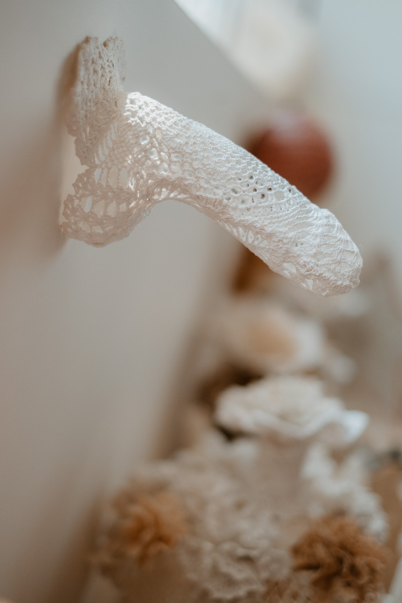 patriarcat, décoration phallus dentelle blanc dans l'atelier maillOdesign à Cugand Vendée