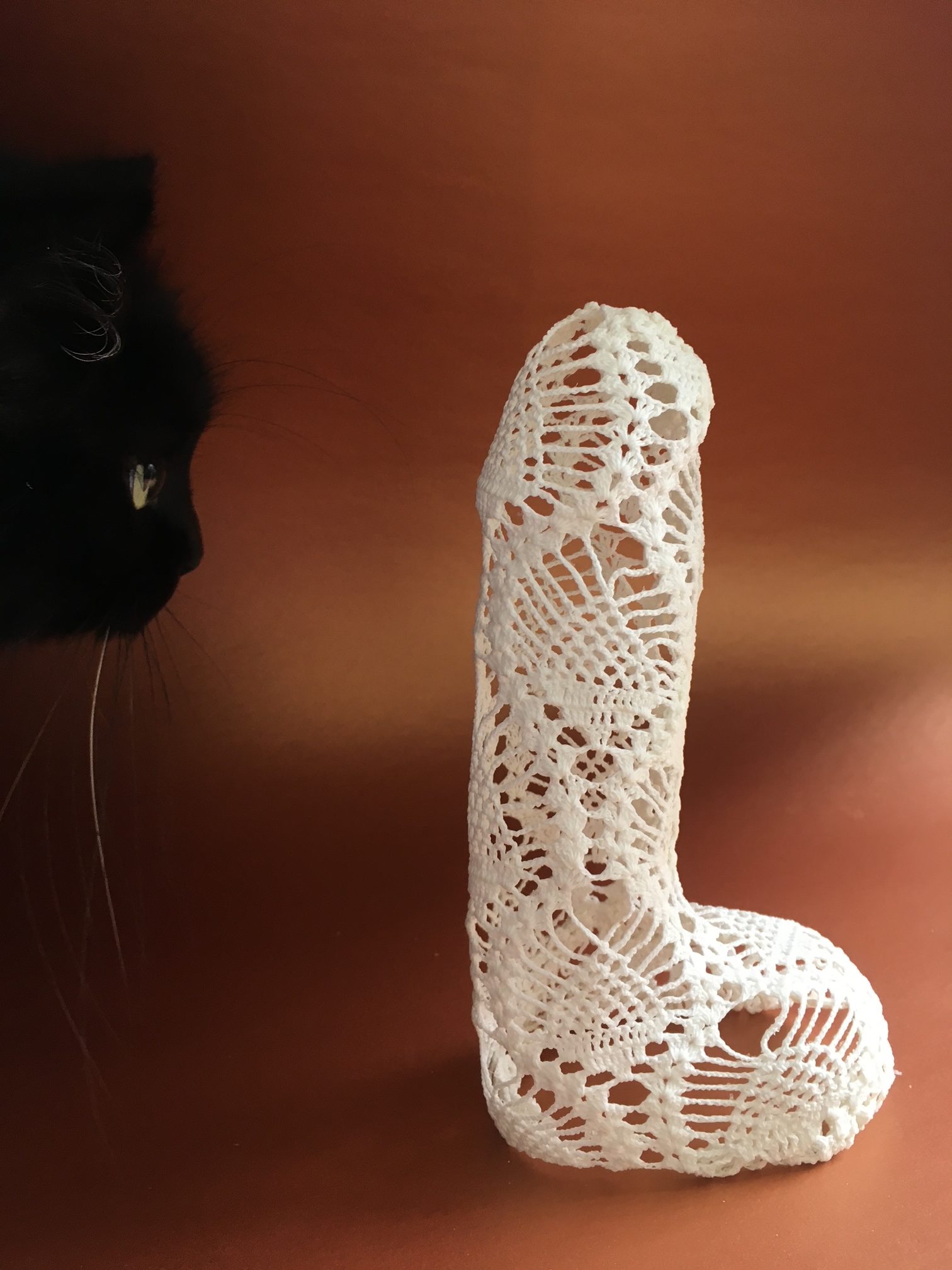 chatte noire et phallus dentelle blanc, art textile à Clisson